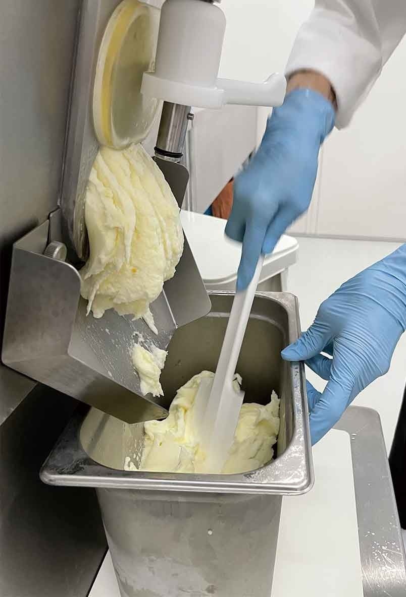 出来上がった「河内晩柑ジェラート」からは柑橘系の甘酸っぱい香りがふわっと広がる