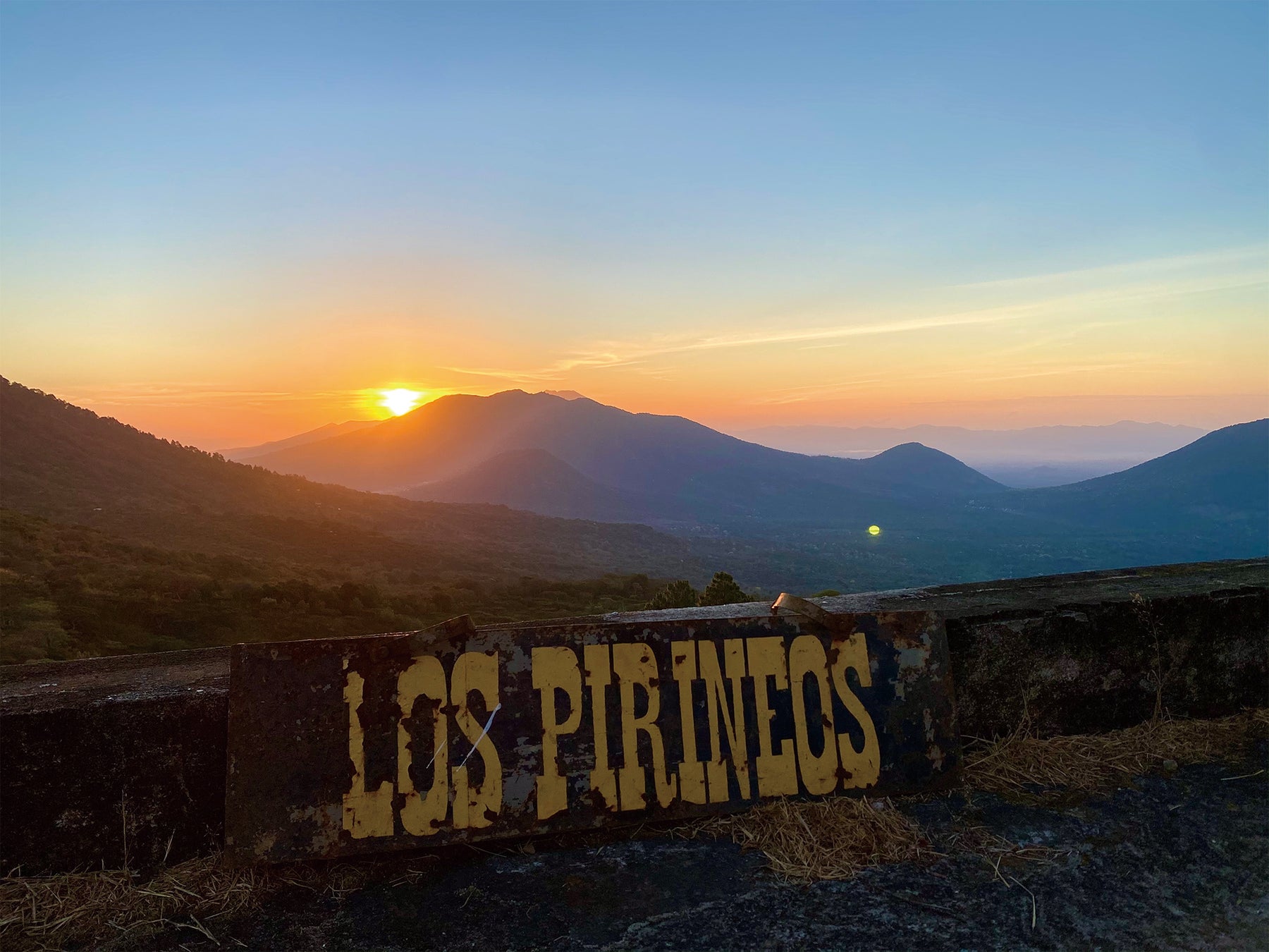テカパ・チナメカ山脈に位置するロスピリネオス農園