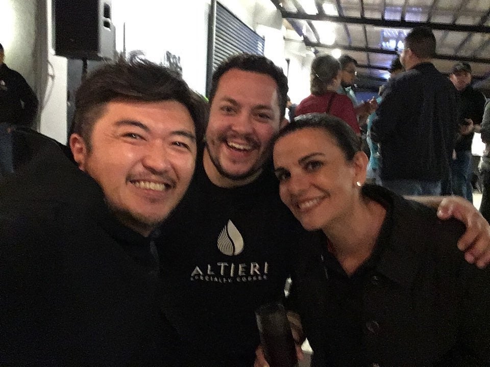 写真左：サザコーヒーバイヤー石原 俊太郎　写真右：アルティエリ セールスマネージャー アン氏（2022年ベストオブパナマにて）