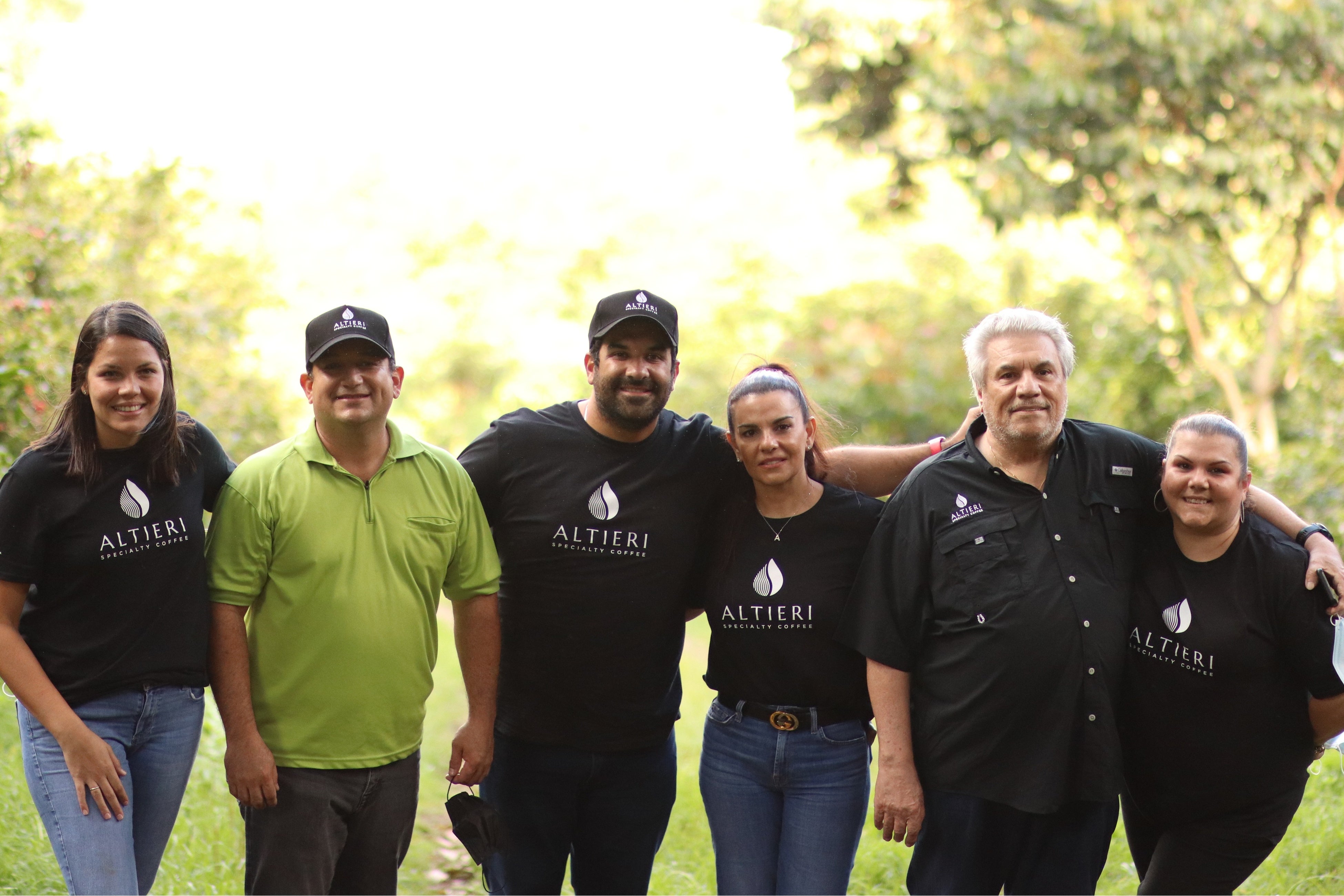 写真右から２番目：農園主のユージーン・アルティエリ氏