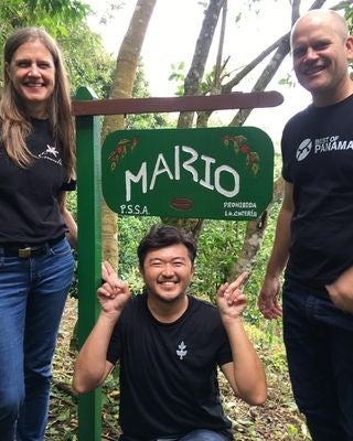 エスメラルダ農園主レイチェル・ピーターソン氏（写真左）ダニエル・ピーターソン氏（写真右）サザコーヒーバイヤー石原（写真中央）2022年8月撮影