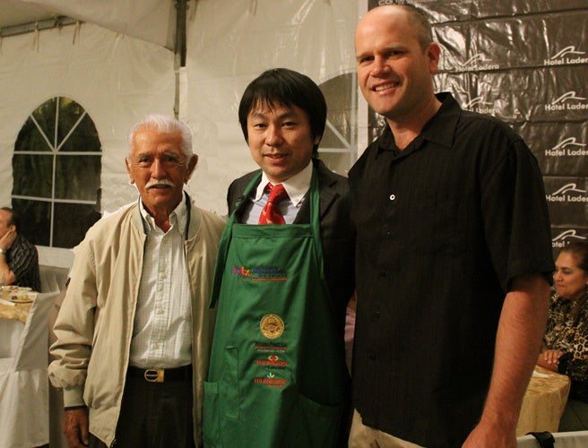 2人のゲイシャの父と２０１２年のサザコーヒー鈴木太郎（右：ダニエル・ピーターソン・エスメラルダ農園：ゲイシャの味の発見者。リアルなゲイシャの父）（中：鈴木太郎・サザコーヒー）（左：フランシスコセラシン：パナマにゲイシャを持ち込んだとされるゲイシャの父）