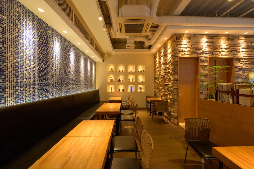 奥のテーブル席も落ち着ける空間。