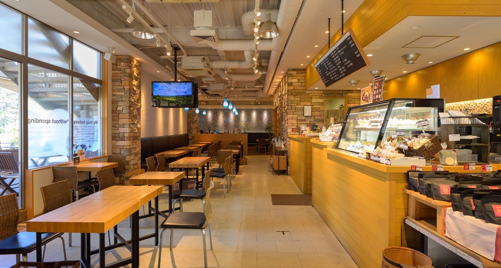 店内は大洗店ならではの海をモチーフにしたライトやタイルがあしらわれている。劇中で登場した席は人気。