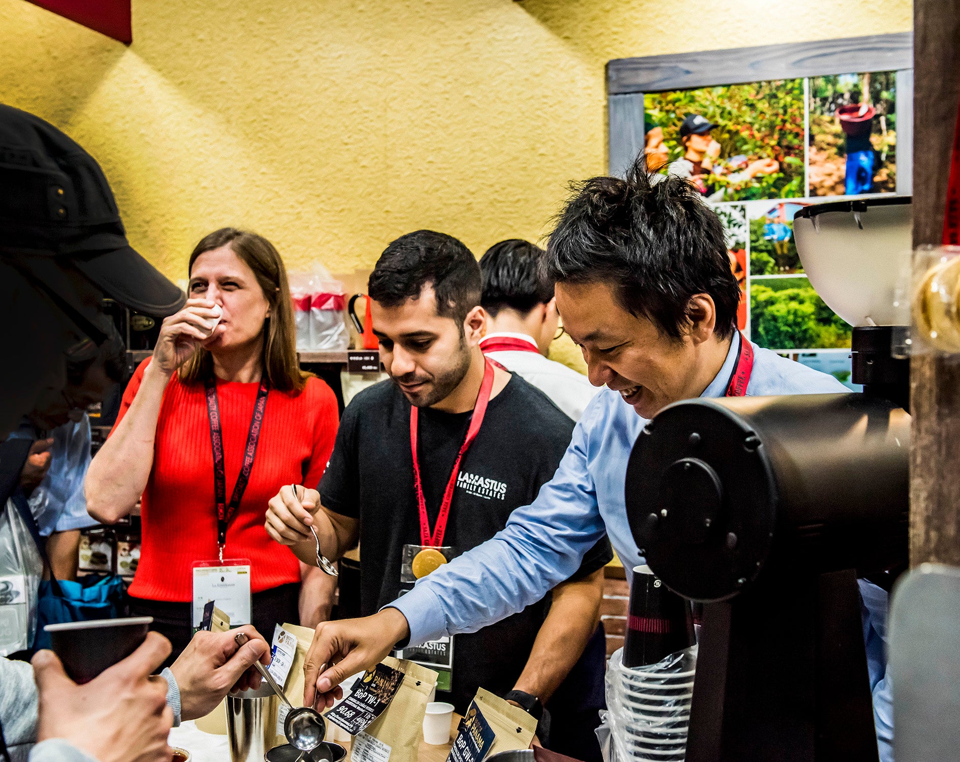 2018年SCAJ サザコーヒーブースにてカッピングを行うエスメラルダ農園主レイチェル・ピーターソン氏（写真：左）ラマスタス農園主ウィルフォードJr.氏（写真：中央）サザコーヒー代表 鈴木太郎（写真：右）