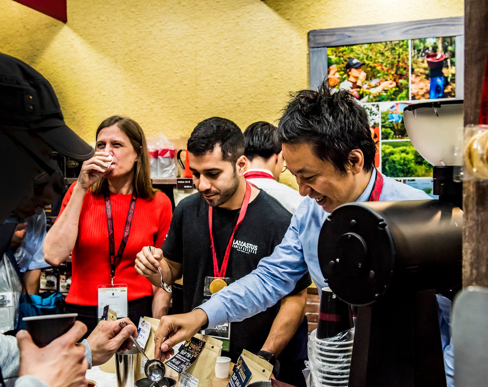 2018年SCAJ サザコーヒーブースにてカッピングを行うエスメラルダ農園主レイチェル・ピーターソン氏(写真:左)ラマスタス農園主ウィルフォードJr.氏(写真:中央)サザコーヒー代表 鈴木太郎(写真:右)