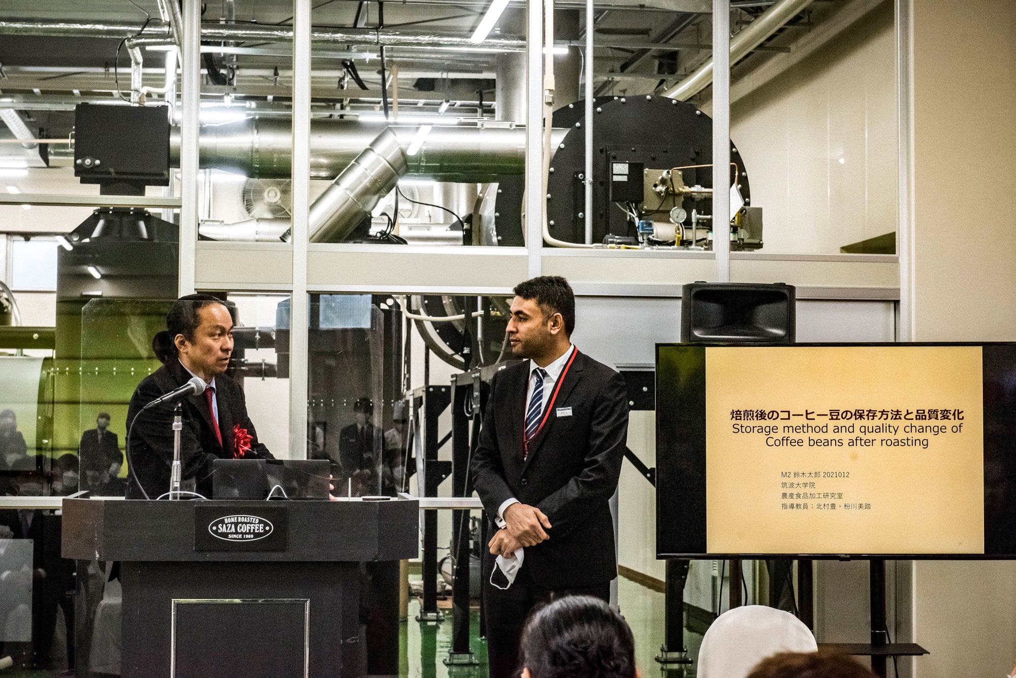 研究の報告を行う株式会社サザコーヒー 代表 鈴木 太郎（写真：左）とAMINI Rasool Khan博士（写真：右）