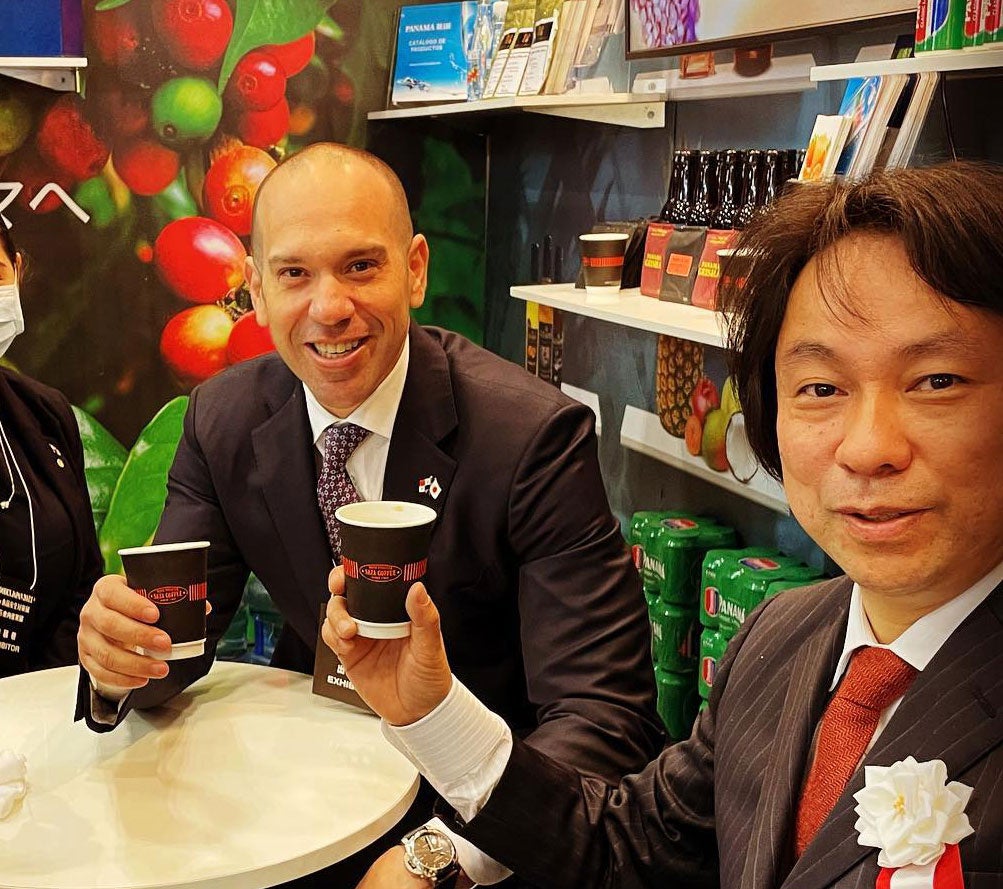 左：駐日パナマ全権大使カルロス・ペレ閣下　　右：サザコーヒー　鈴木太郎