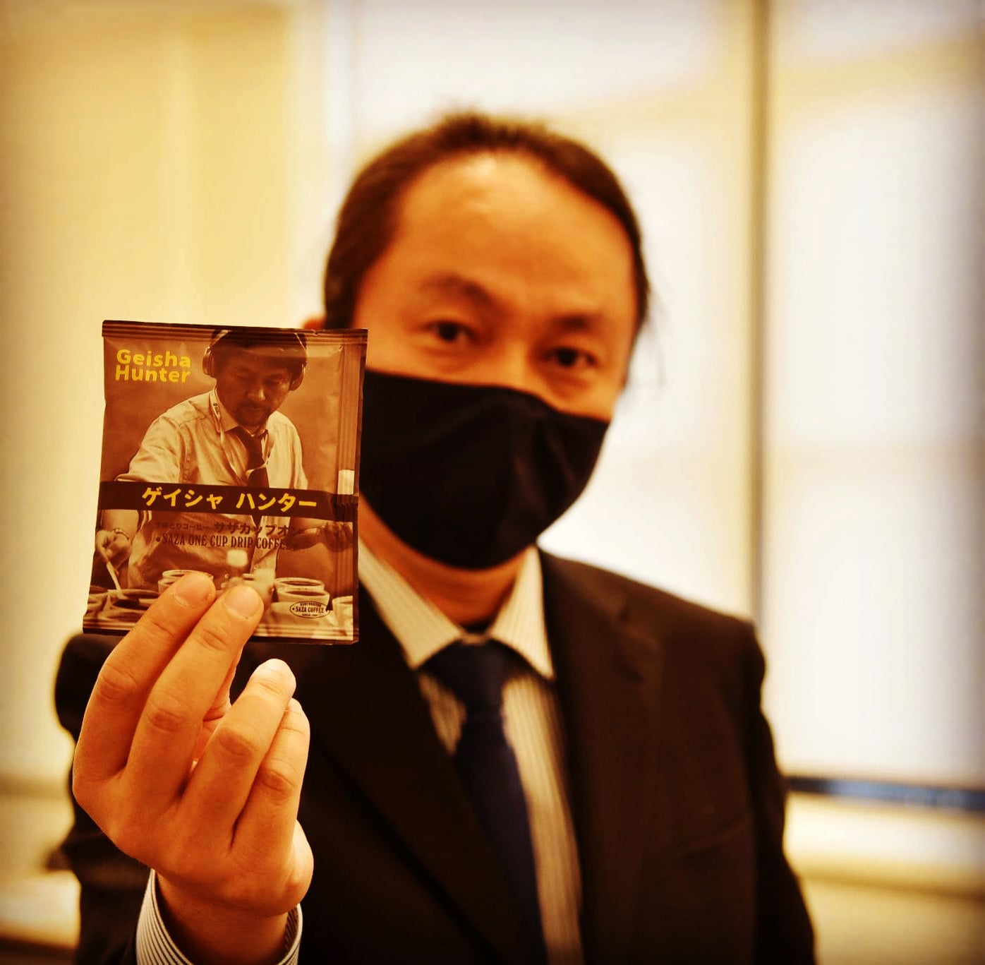 サザコーヒーの鈴木太郎代表（５２）最高級コーヒーのパナマ・ゲイシャの買い付けでコーヒー産地で「ゲイシャハンター」と呼ばれるほどコーヒー好き。手には芸者だけで作られた「ゲイシャハンター」