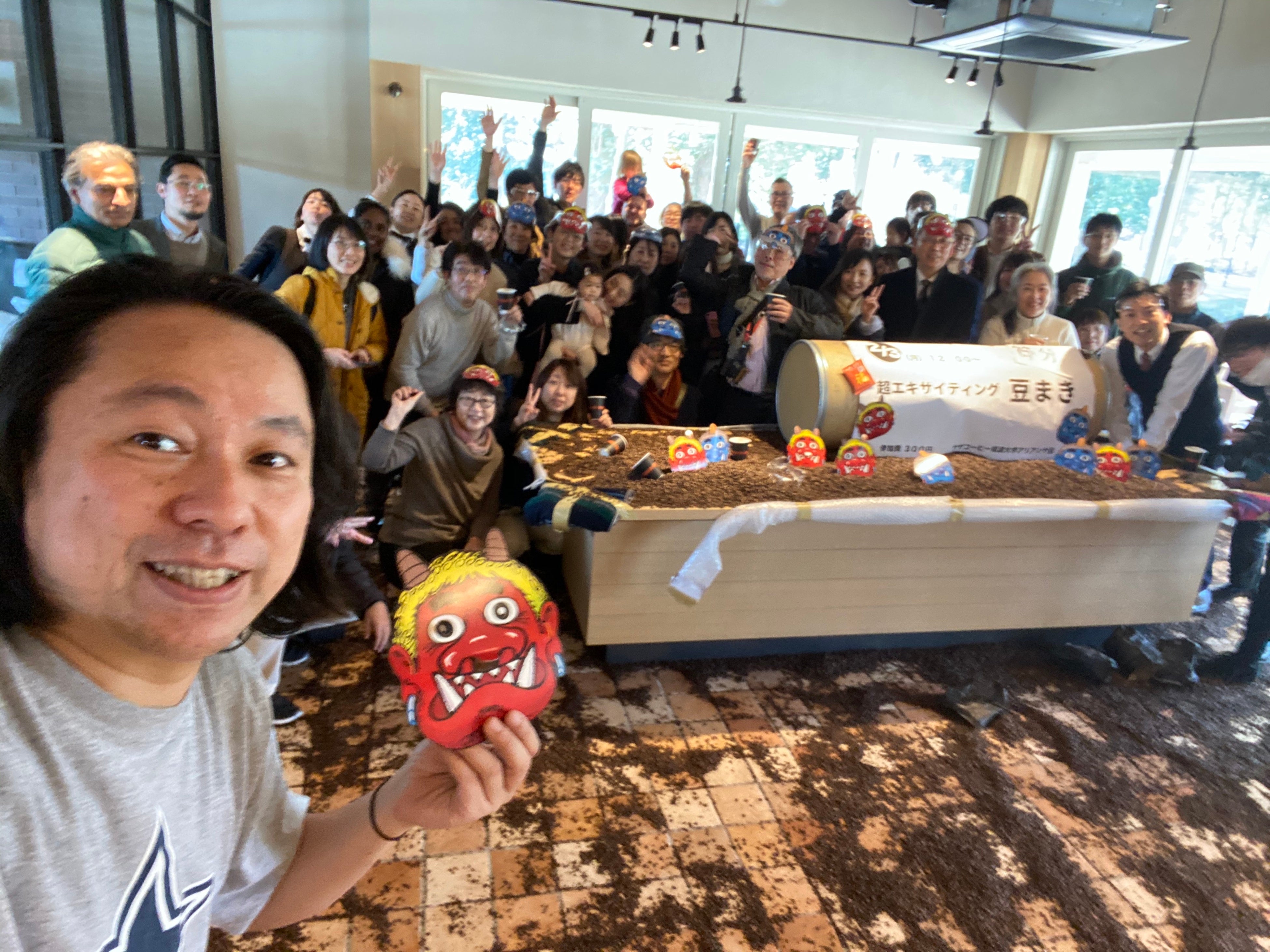 ようこそ新春New 節分！前回のコーヒー豆まきの２０２０年は１００kgのコーヒー豆まきをした。サザコーヒー代表鈴木太郎と筑波大学(店)のみなさん