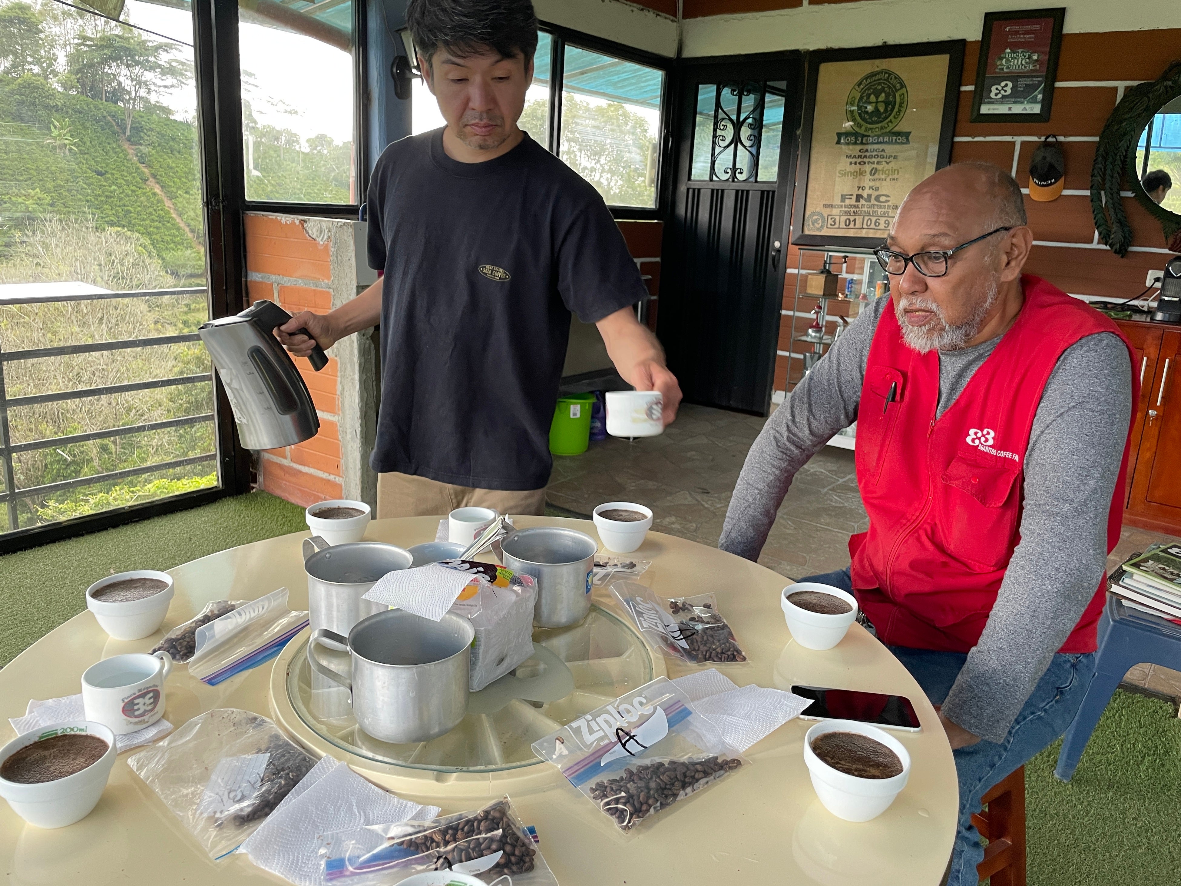 ウ●コのコーヒーを発見した現場！コロンビアのサザコーヒー農園では自分たちでコーヒーを収穫して全てのコーヒーを味を確かめるが、ときにすばらしい味に出会う。コロンビアサザコーヒー農園のDrモレノと黒沢淳一バリスタ