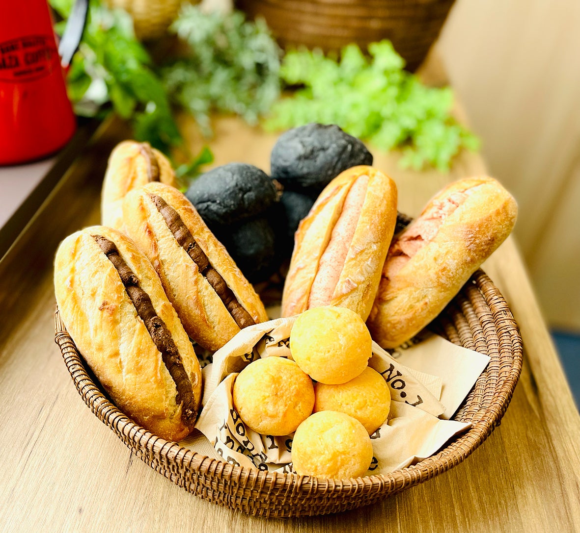 （左）モカぱん、（手前）ポンデケージョ、（右）明太ぱん、（奥）きのこぱん　各350円