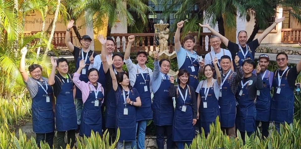 2023年の国際審査員の２０人。全て日本人を含む外国人で構成されアジア人が目立つ特に最近は中華圏の審査員が多い。中央：サザコーヒー鈴木太郎。