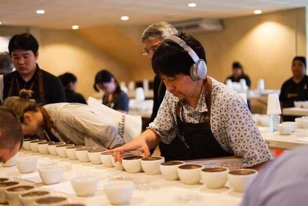 パナマ・ゲイシャの味の特徴は「鮮やかな香り」でおいしさは初心者でもはっきりと感じることができる。品評会では同じコーヒーを審査員全員が飲み 皆でコーヒーのおいしさを数値化する。パナマコーヒー品評会は、美女産地の美女コン並にレベルが非常に高い。