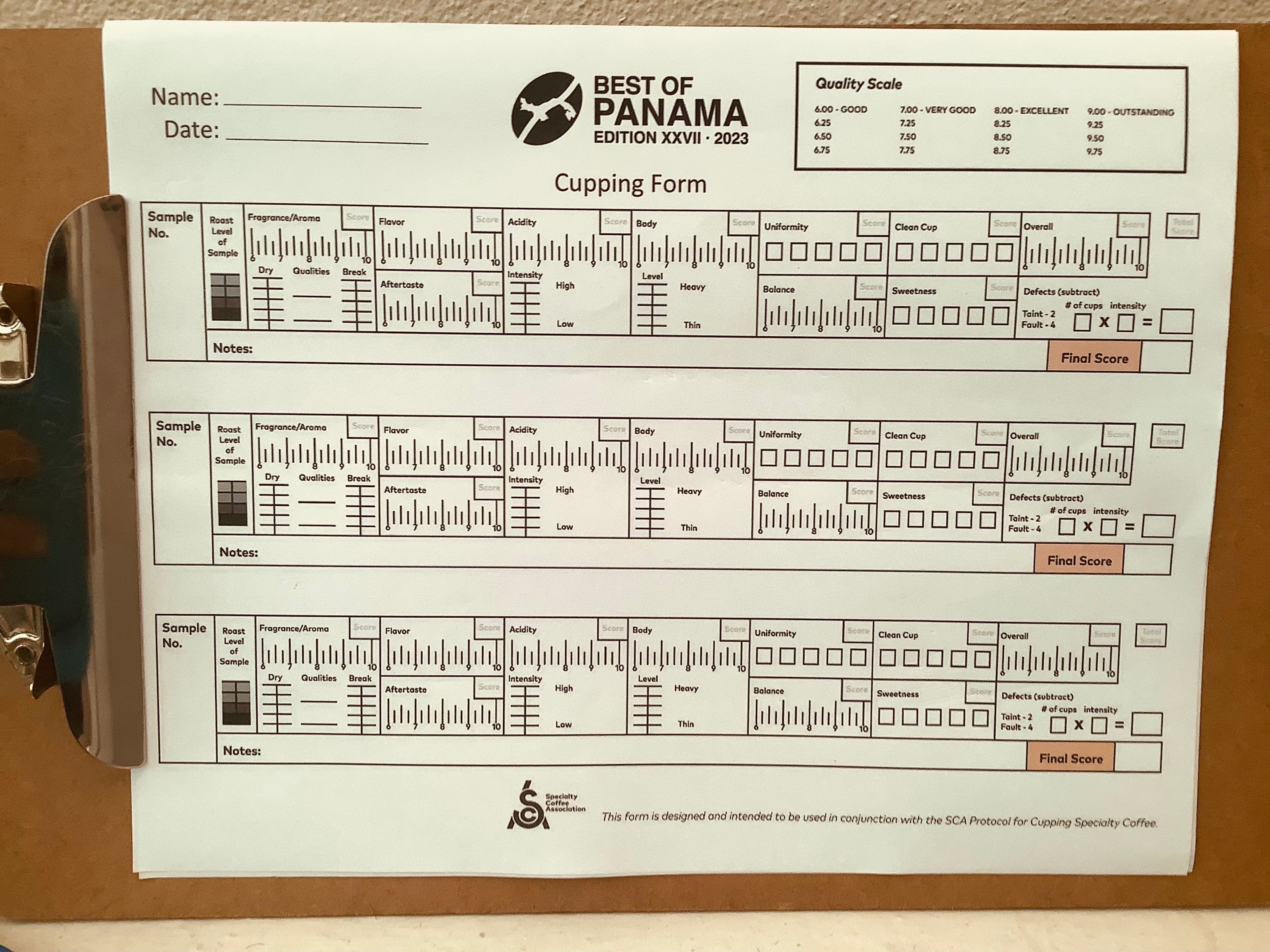 コーヒーを評価するスコアシート（パナマコーヒー協会）評価項目は品評会によって違うがパナマの場合は、１）香り、アロマの類、２）全体の味と後味、３）酸味とボディ、４）甘さ、クリーンさ、バランス、均一性、５）総評から成り立ち、各項目は10点満点。