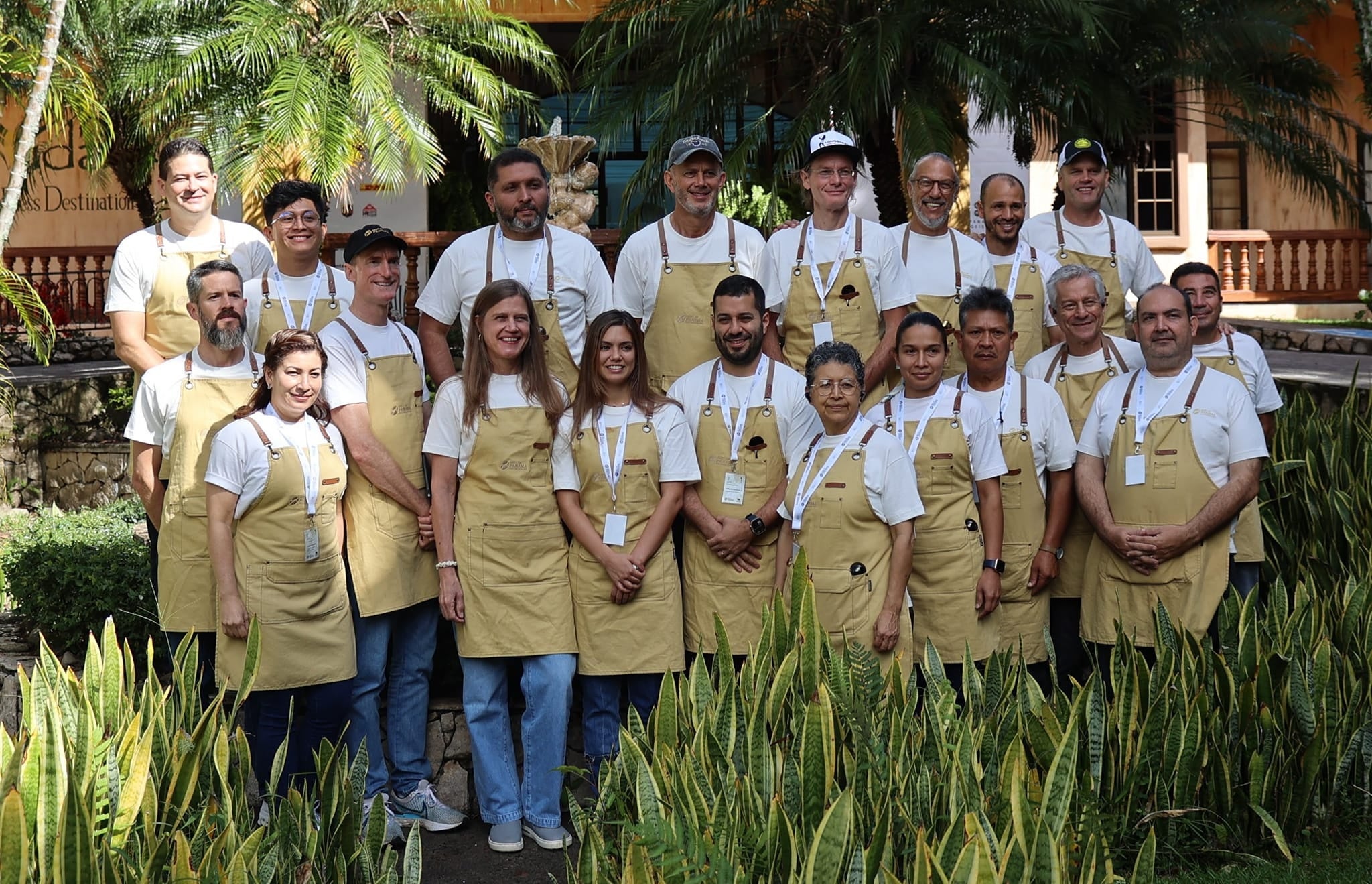 2023年のパナマ人審査員20人は122のゲイシャコーヒーから48の予選通過コーヒーを選抜した。最右上段：パナマ・ゲイシャコーヒー発見の父、エスメラルダ農園のダニエルピーターソン