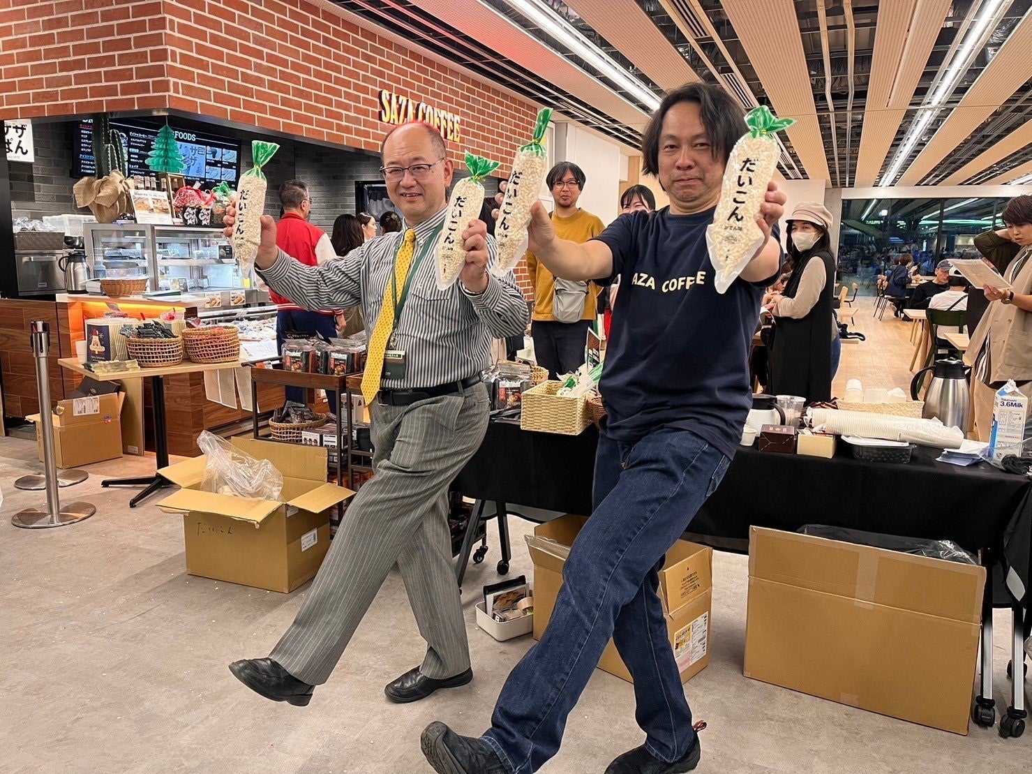 写真は東京農大店で江口農大学長とサザコーヒーの鈴木太郎とでだいこん踊りの２ショット。東京農業大学は、第１００回東京箱根間往復大学駅伝競走（箱根駅伝＝読売新聞社共催）に１０年ぶり７０回目の参加。ぜひ東京農大に活躍してほしい。