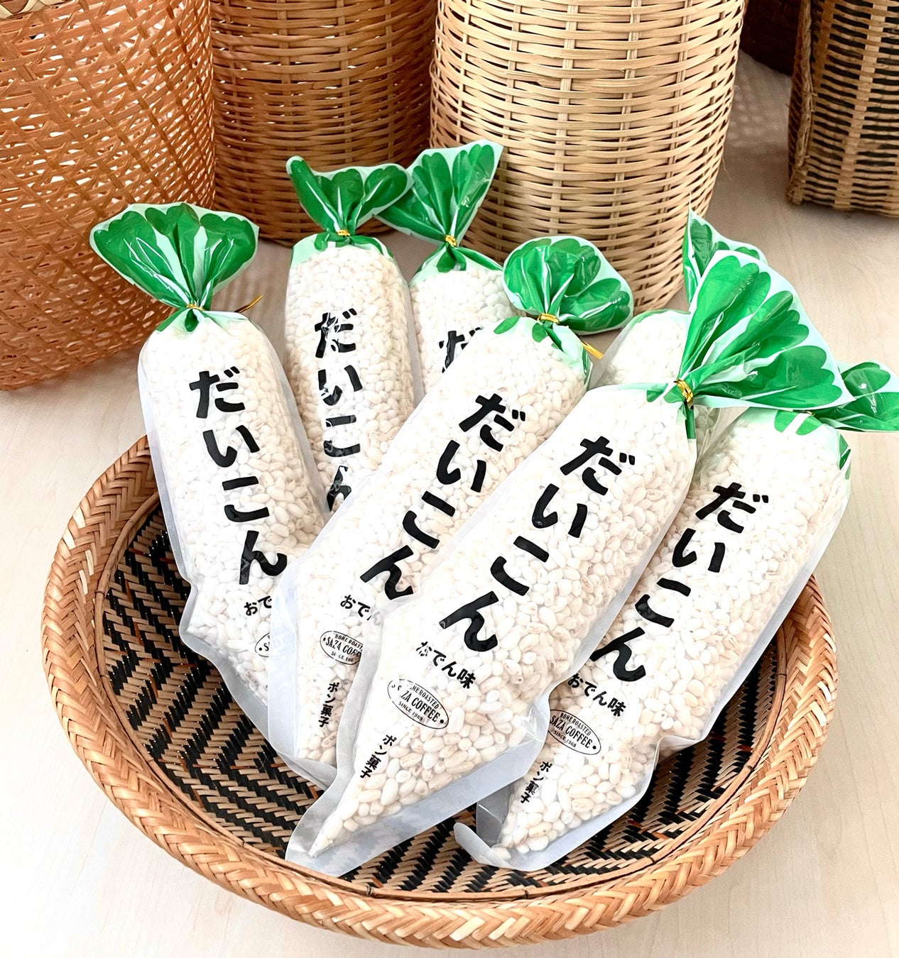 新発売のポン菓子「だいこんおでん味」500円(税込価格)は、普通によく見る、甘い味のポン菓子「にんじん」のサイズが大きい類似品でおにぎり2個分以上の体積がある。