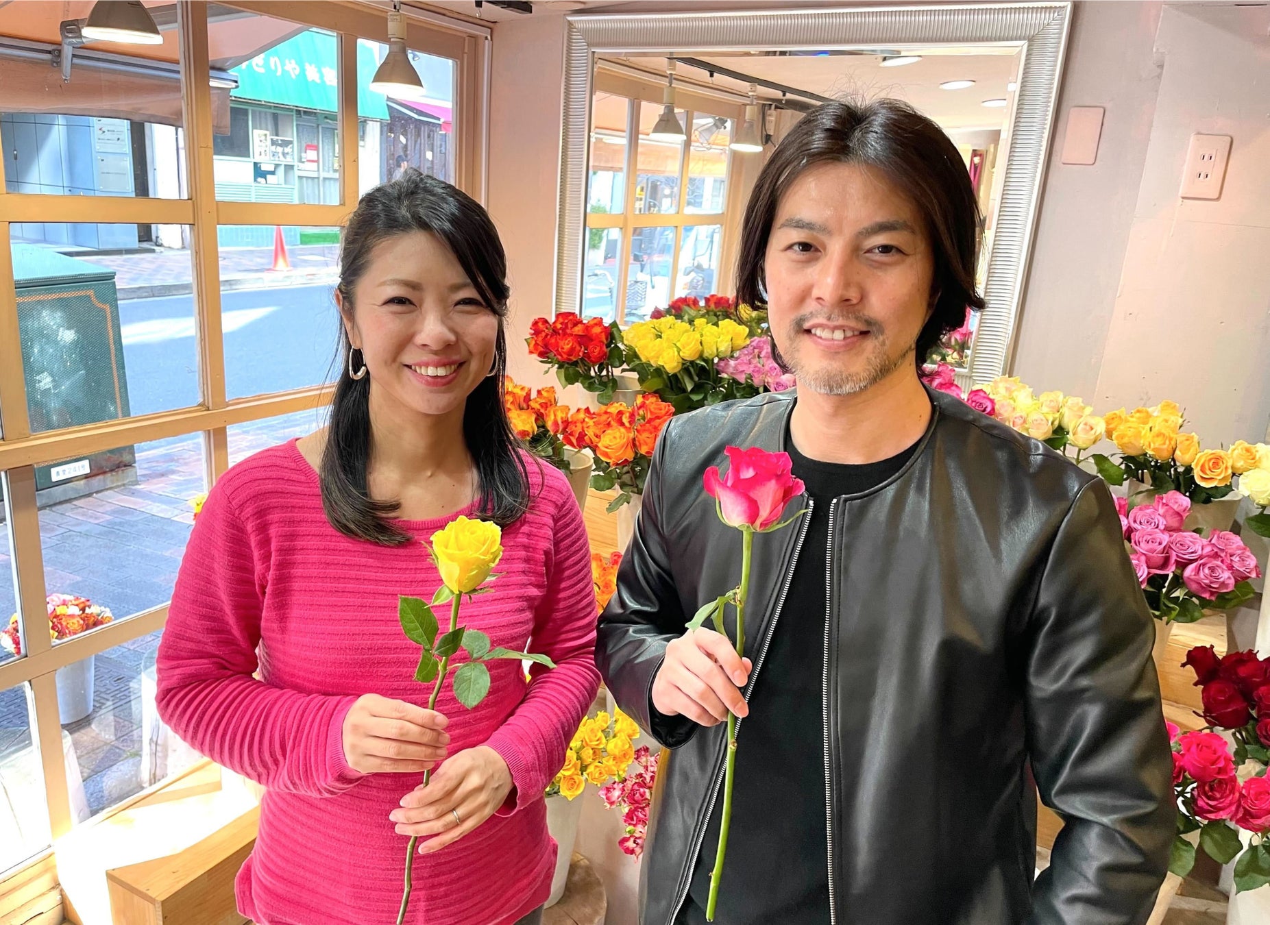 (右) 新代表 田中秀行、(左) 現代表 萩生田愛