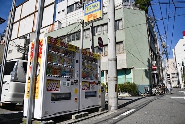 丸亀製麺×松岡昌宏さん、初の“まぜうどん”に挑戦 打ち立てもちもちのうどんに、濃厚具材が絡んでやみつき ガツンとニンニク!『肉辛まぜうどん』が新登場