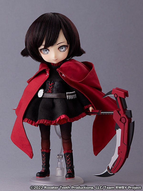 「RWBY 氷雪帝国」の主人公「ルビー・ローズ」をイメージしたドールが登場!カラーウィッグや特製アイ、劇中の衣装や小物パーツは細部まで作り込まれ、アイやボディは可動式。価格は34,000円(税込)。 「RWBY 氷雪帝国」の主人公「ルビー・ローズ」をイメージしたドールが登場!カラーウィッグや特製アイ、劇中の衣装や小物パーツは細部まで作り込まれ、アイやボディは可動式。価格は34,000円(税込)。