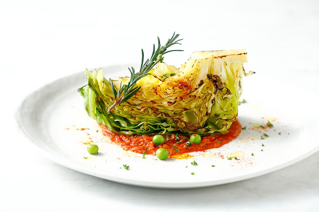 春キャベツのグリル グリーンミートのスパイシーボロネーゼソース