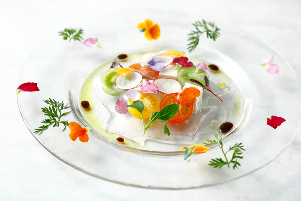 カラフルトマトのデクリネゾンと豆腐のサラダ 花畑仕立て