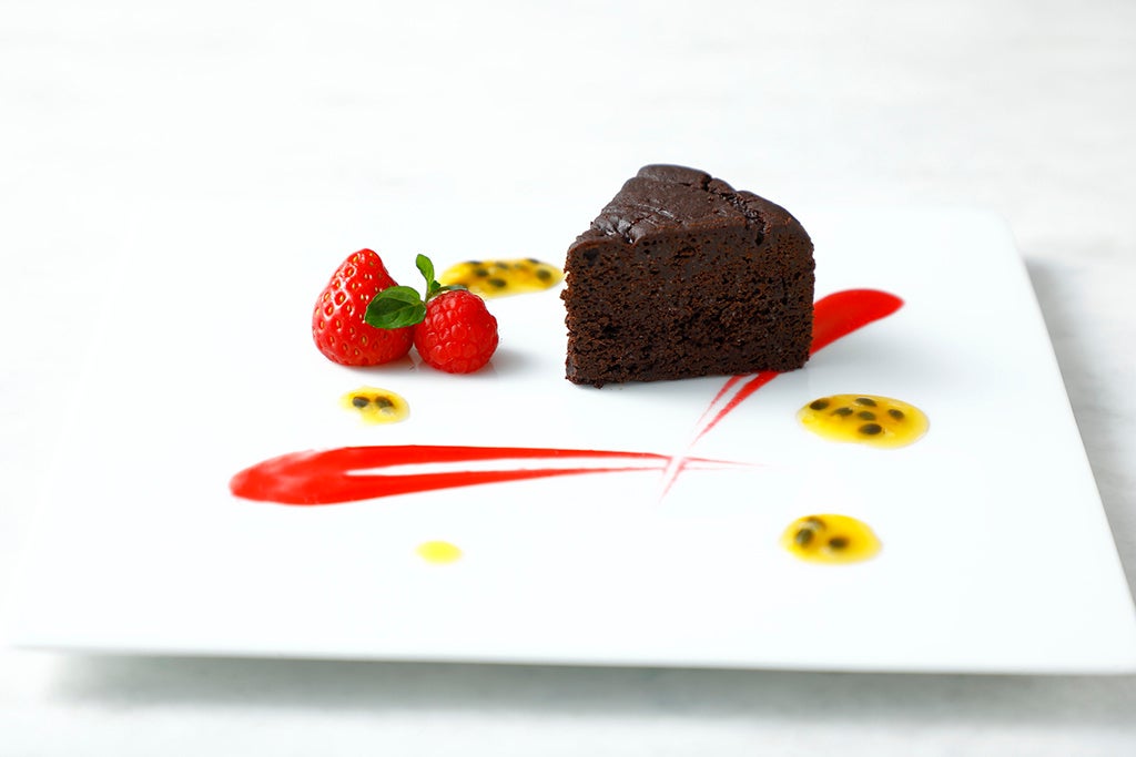 ガトーショコラ 東京都八王子産パッションフルーツのソースとともに