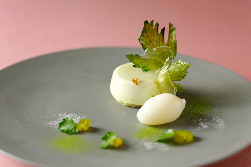 若葉 ～柚子ショコラのムース セロリの香り 梅のソルベとともに～