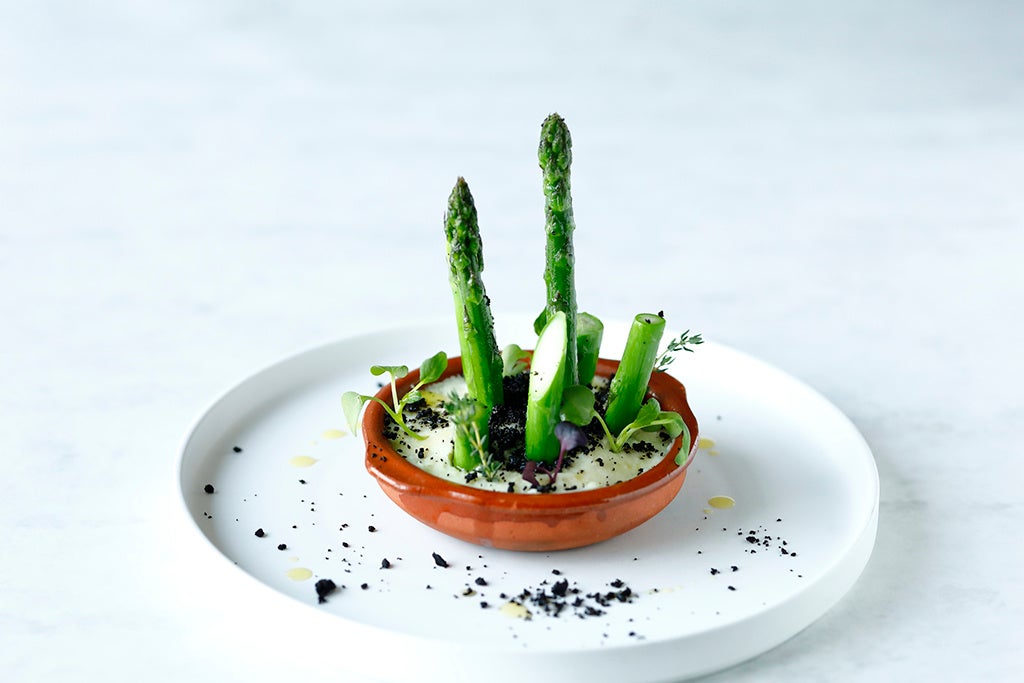アスパラガスのグリル マッシュポテトと黒オリーブの庭園仕立て
