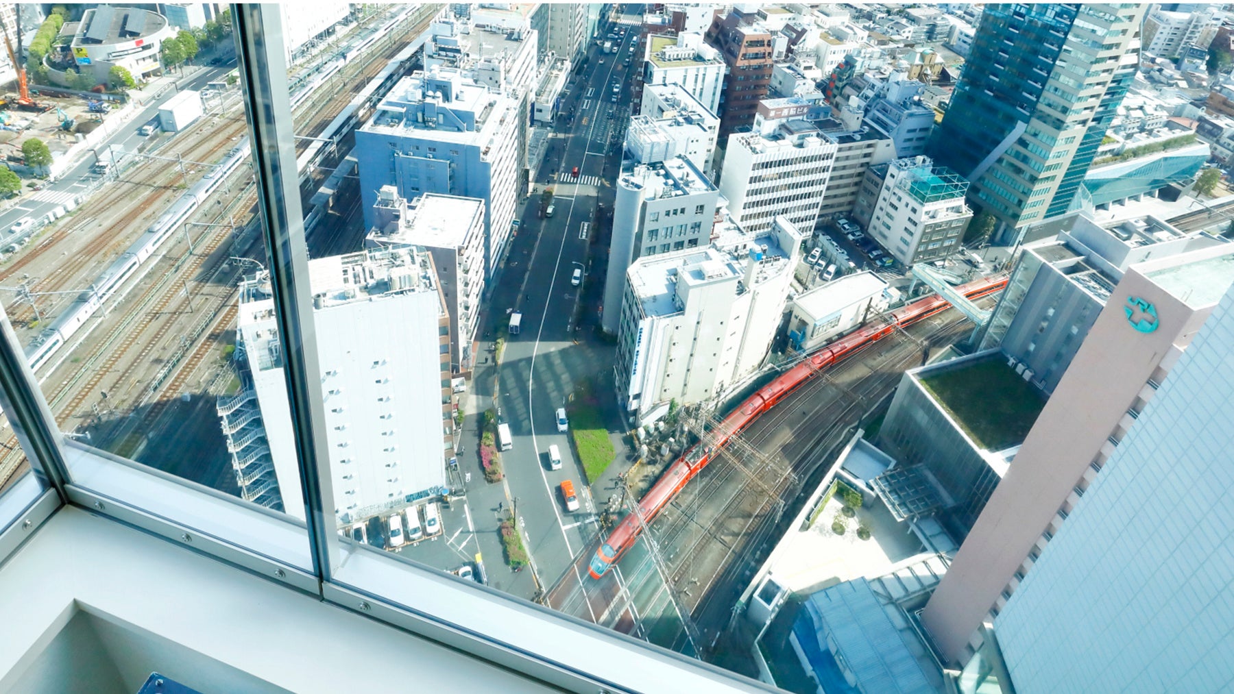 パノラミックキングルームからは真下に走る小田急線をご覧いただけます