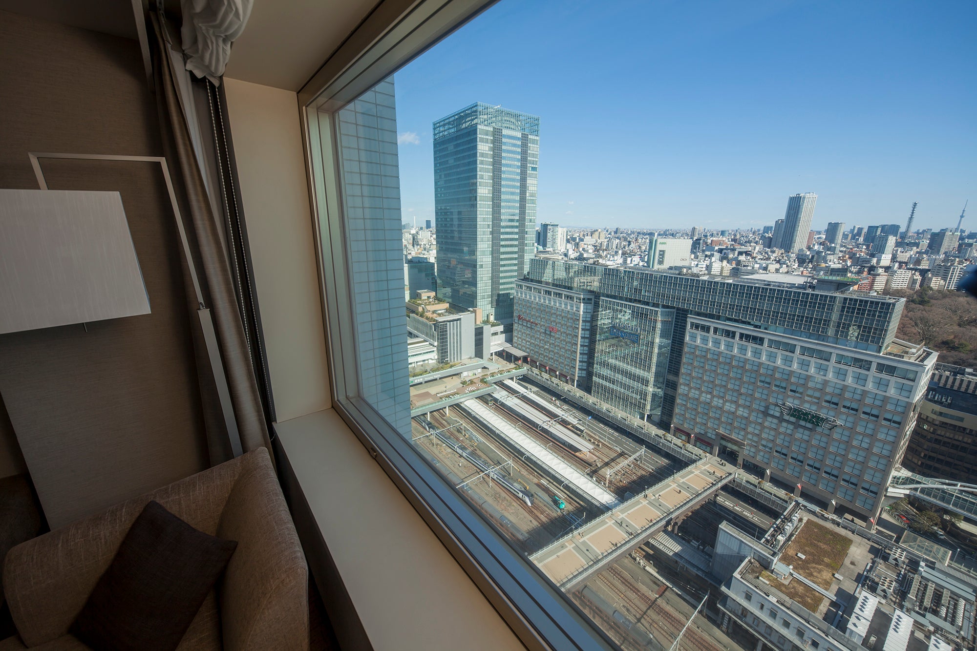 シーニックキングルームからは新宿駅を発着するJR各線がご覧いただけます
