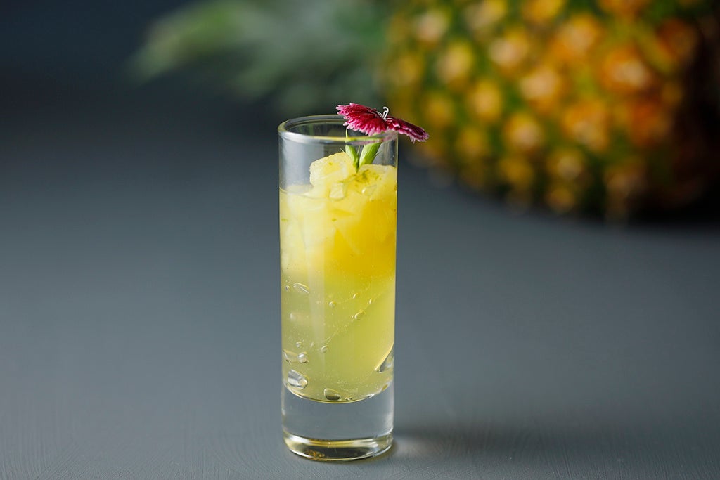 アミューズ「パイナップルのコンポートとカラマンシーのジュレ」