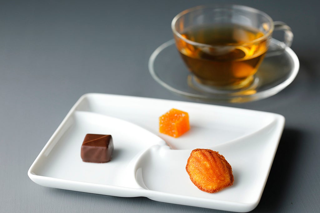 プティフール「トロピカルフルーツのパート・ド・フリュイ、ショコラ、マドレーヌ」