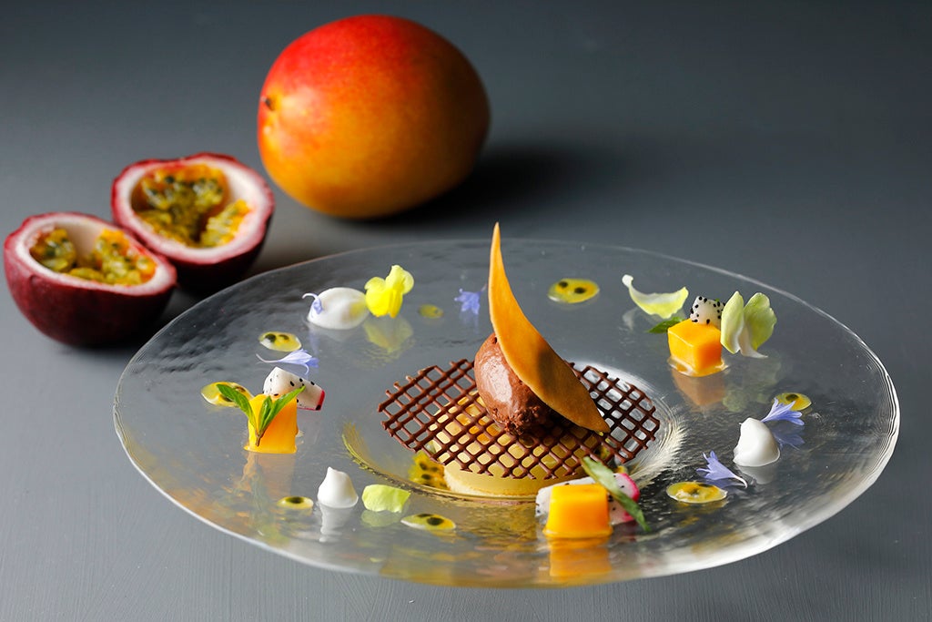 アヴァン デセール「マンゴーのパルフェグラッセとムースショコラ 東京都八王子産パッションフルーツのソース」