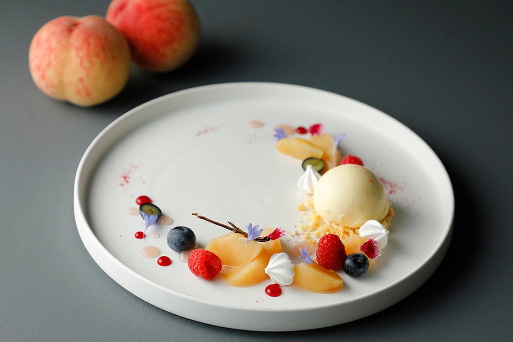 グラン デセール 「ウェールズ産チーズのグラス 桃のコンポートとともに」