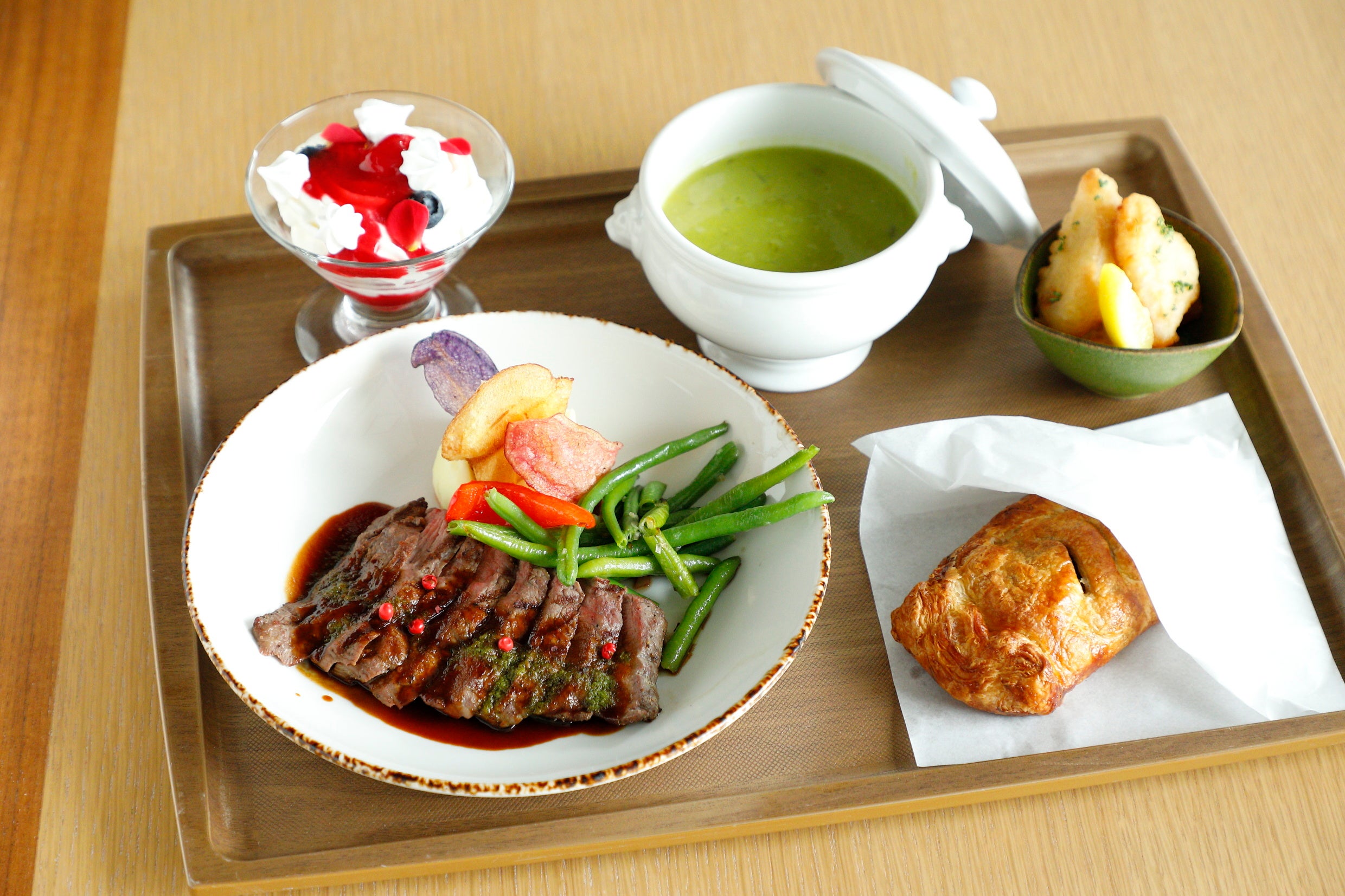 食で旅するがテーマ：大人用プレート料理