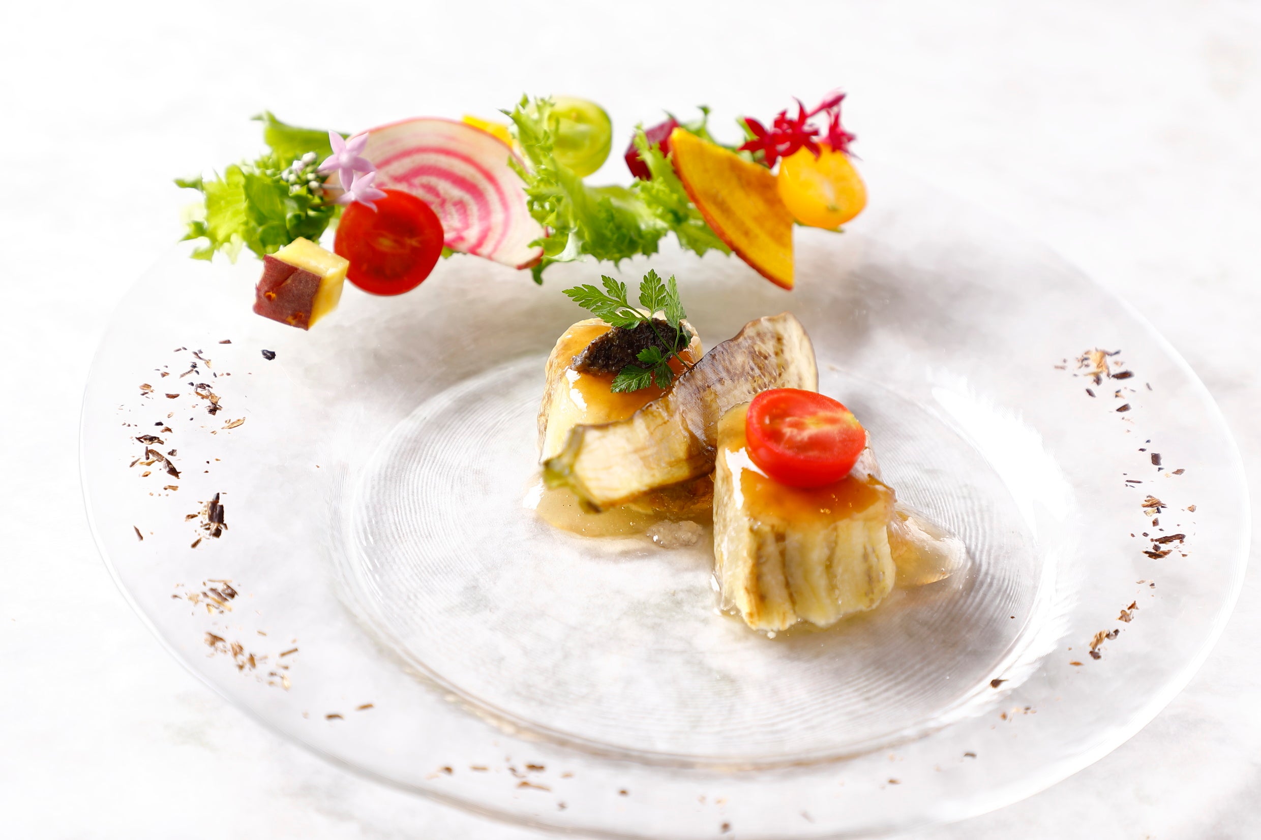 マーブル模様の秋茄子とエディブルフラワーのサラダ仕立て くず粉のソース