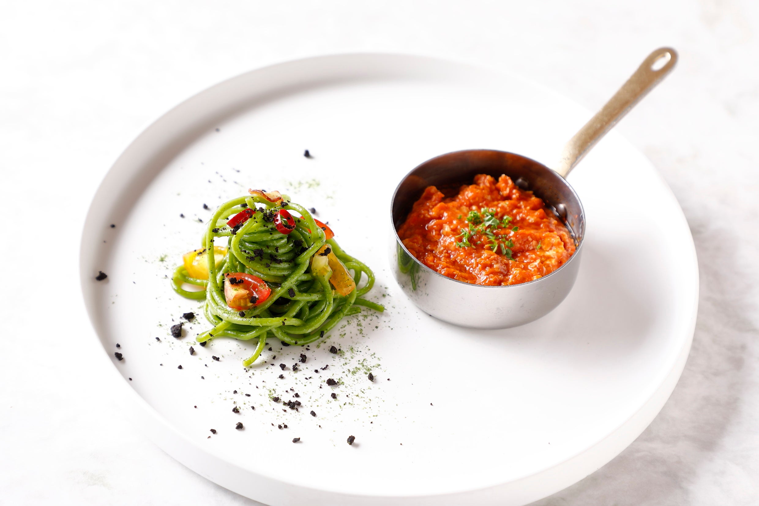 ディナー：オリーブリーフを練りこんだ自家製パスタ グリーンミートのボロネーゼ