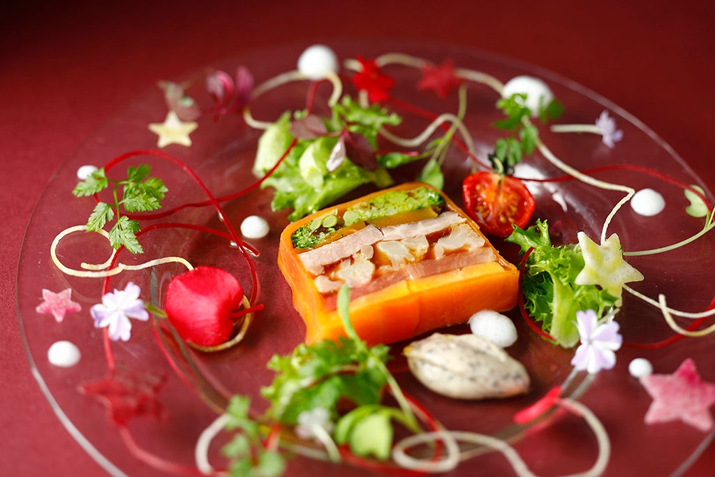 前菜：スペイン産ビーフと東京産カラフル野菜のプレッセ トリュフのソース