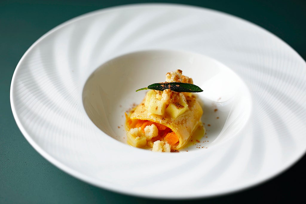 バターナッツカボチャのカネロニ リンゴのモスタルダ  パルメザンチーズの香り