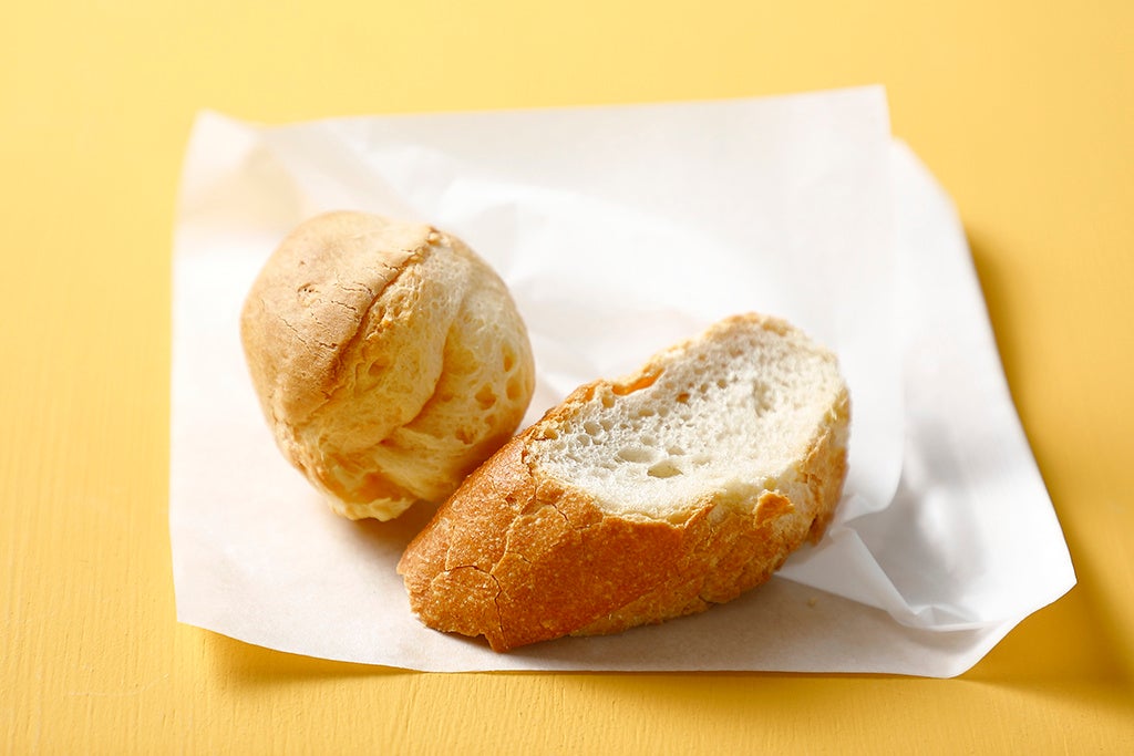 左：ポン デ ケージョ　右：バゲット