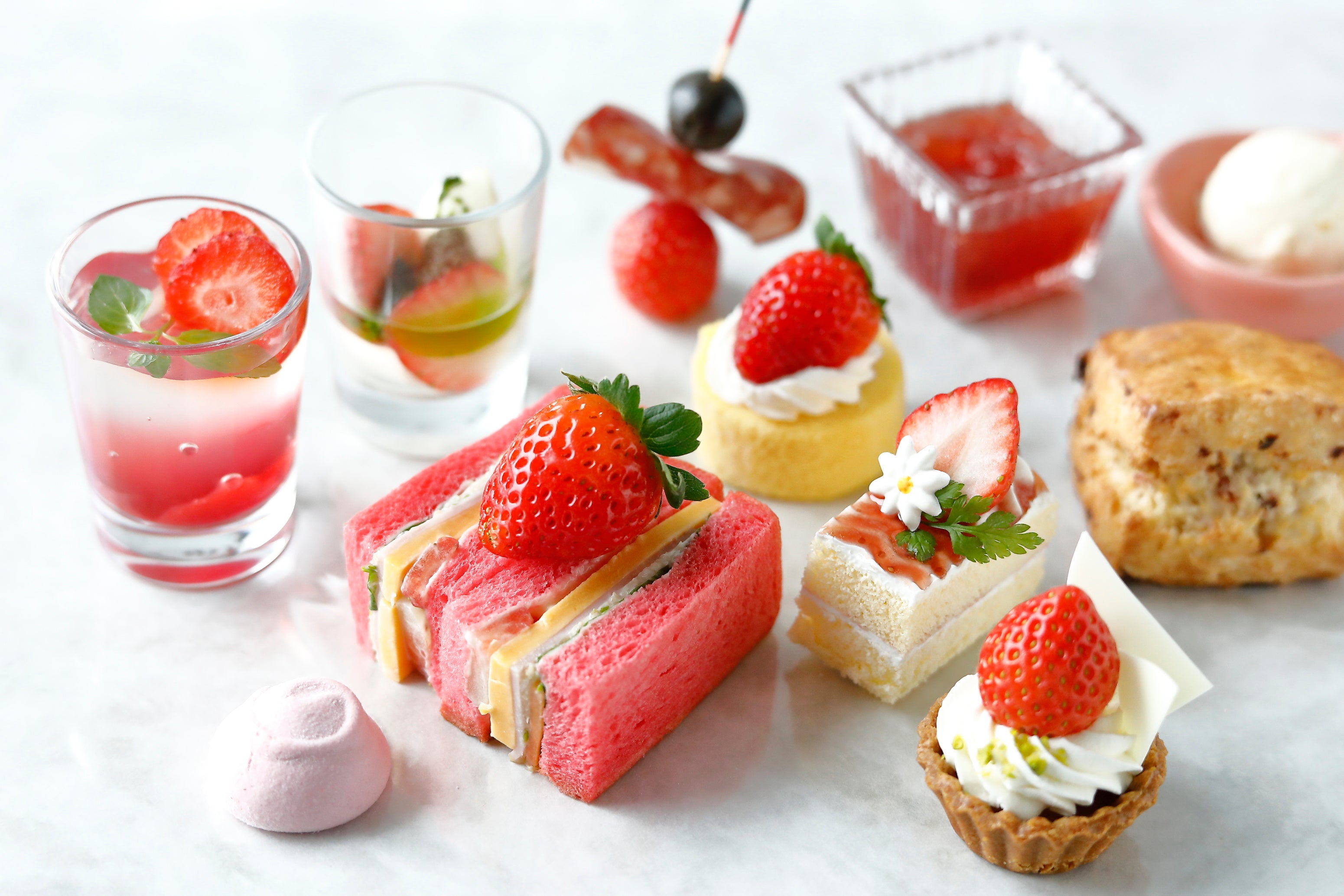 ラウンジサウスコートでは、3月31日までストロベリーアフタヌーンティーをご用意しています