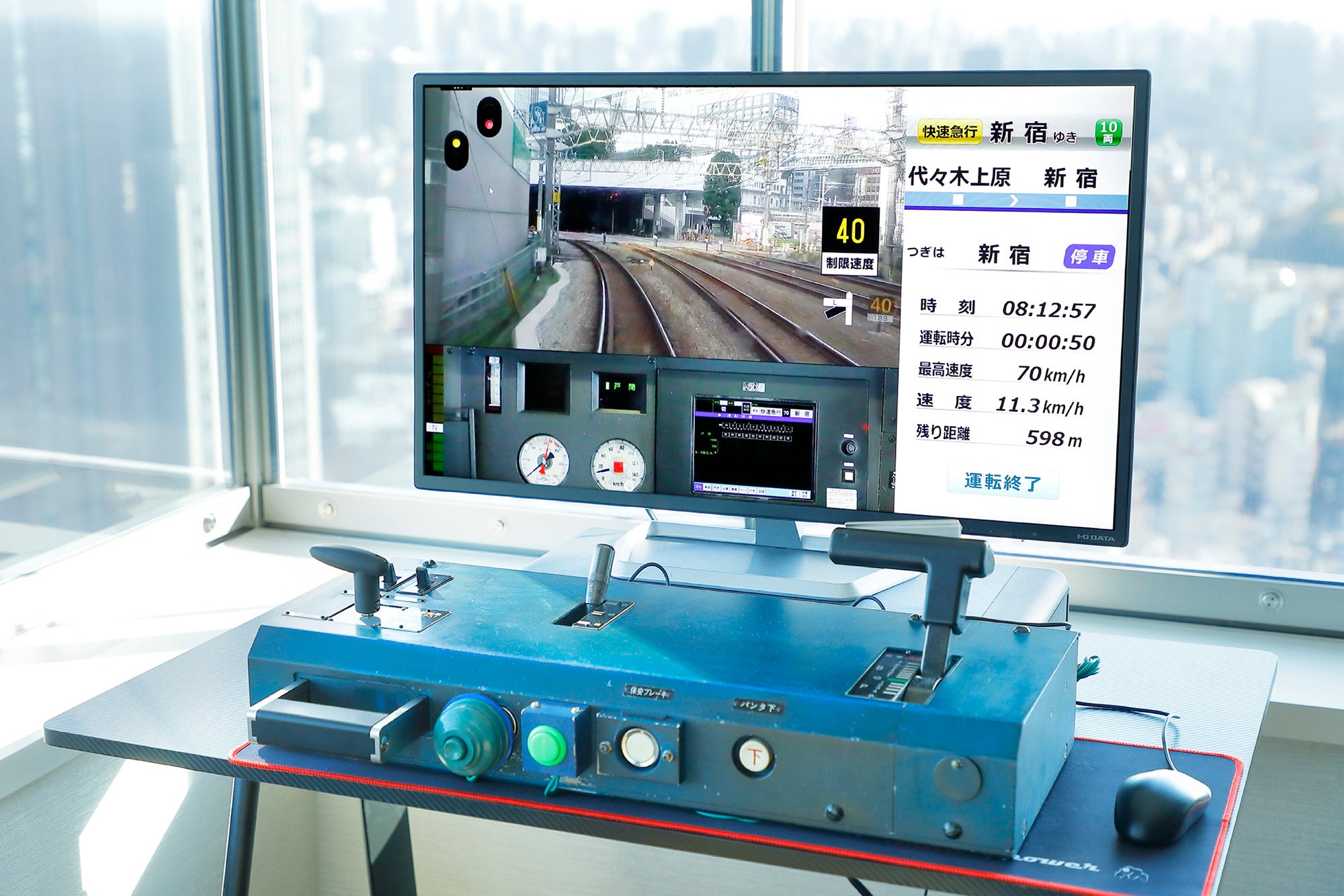 まるごと小田急プレミアムトレインルーム「鉄道運転シミュレータープラン」でご宿泊いただくと、特急ロマンスカー・EXE（30000形）で実際に使用されていたマスコンハンドルで本格的な運転体験いただけます