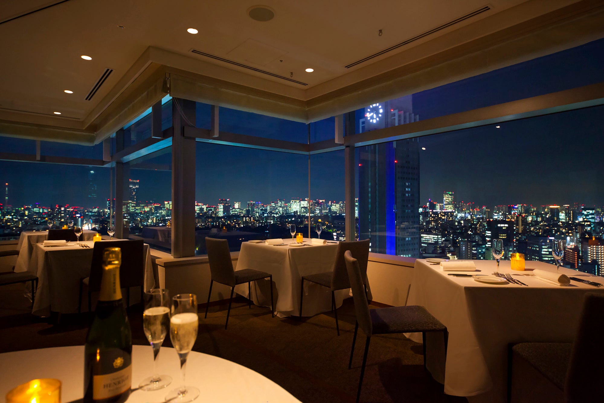 21階宴会場「遥」イメージ　※テーブルレイアウトは異なります