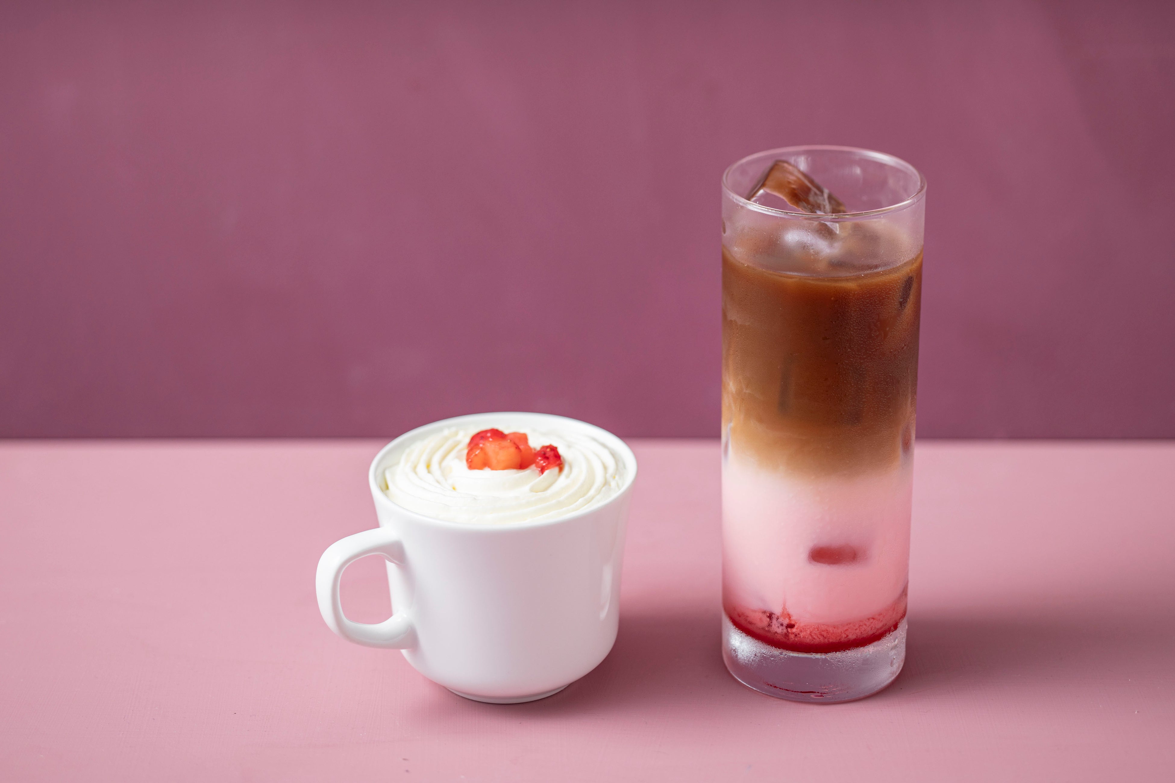 左：ストロベリーミルク 、右：ストロベリーアイスカフェラテ