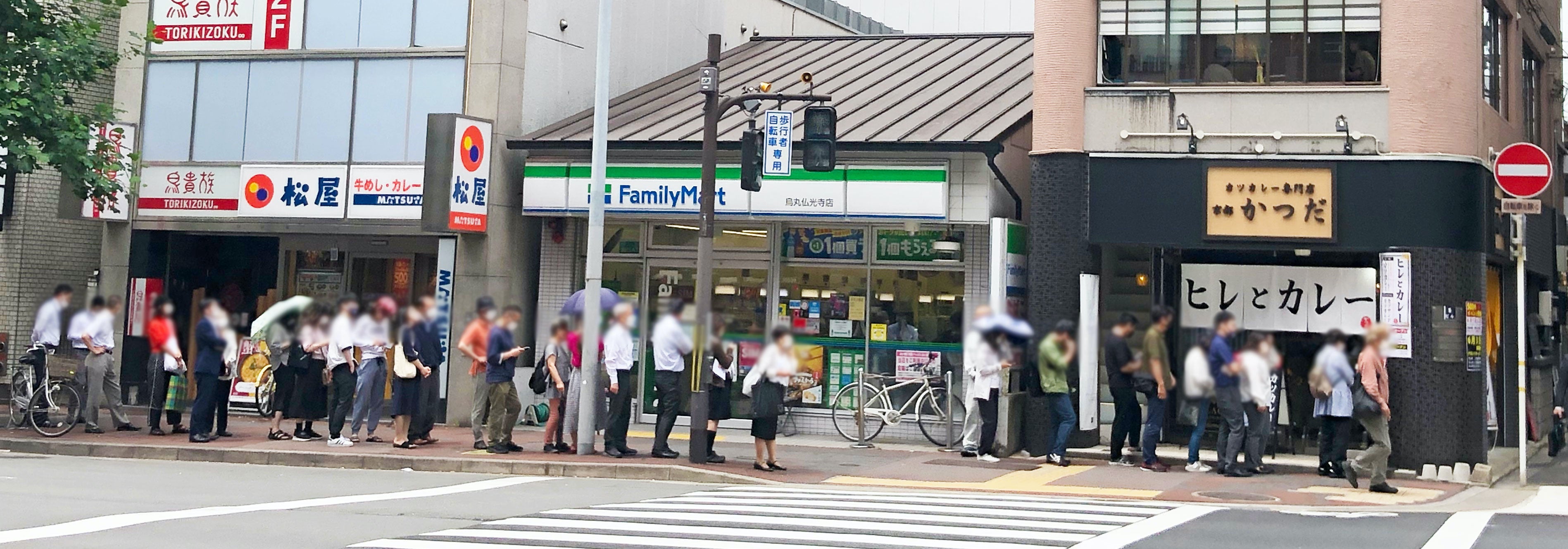 店舗外観：オープン時の行列