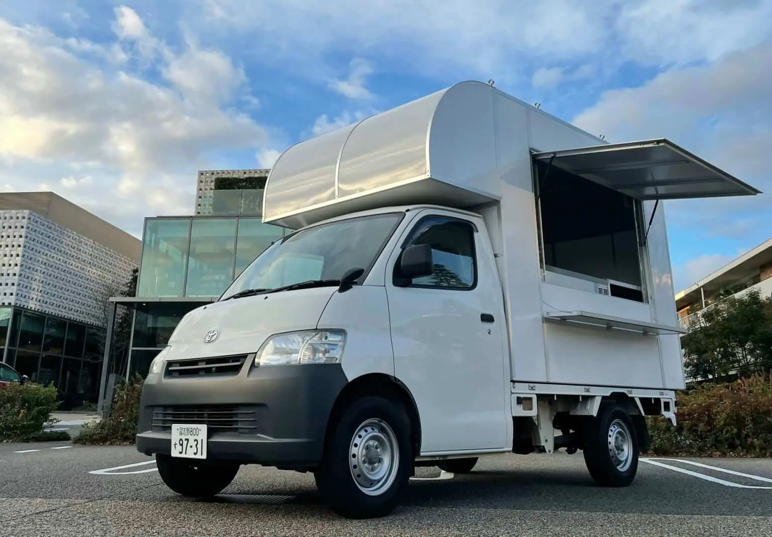 フードトラックカンパニーが製作しているキッチンカー（キッチンボックス1000）