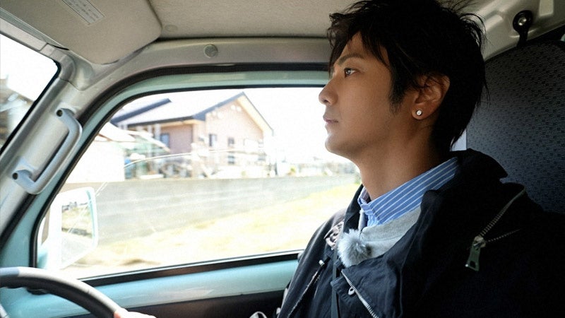 キッチンカーを運転する速水もこみちさん