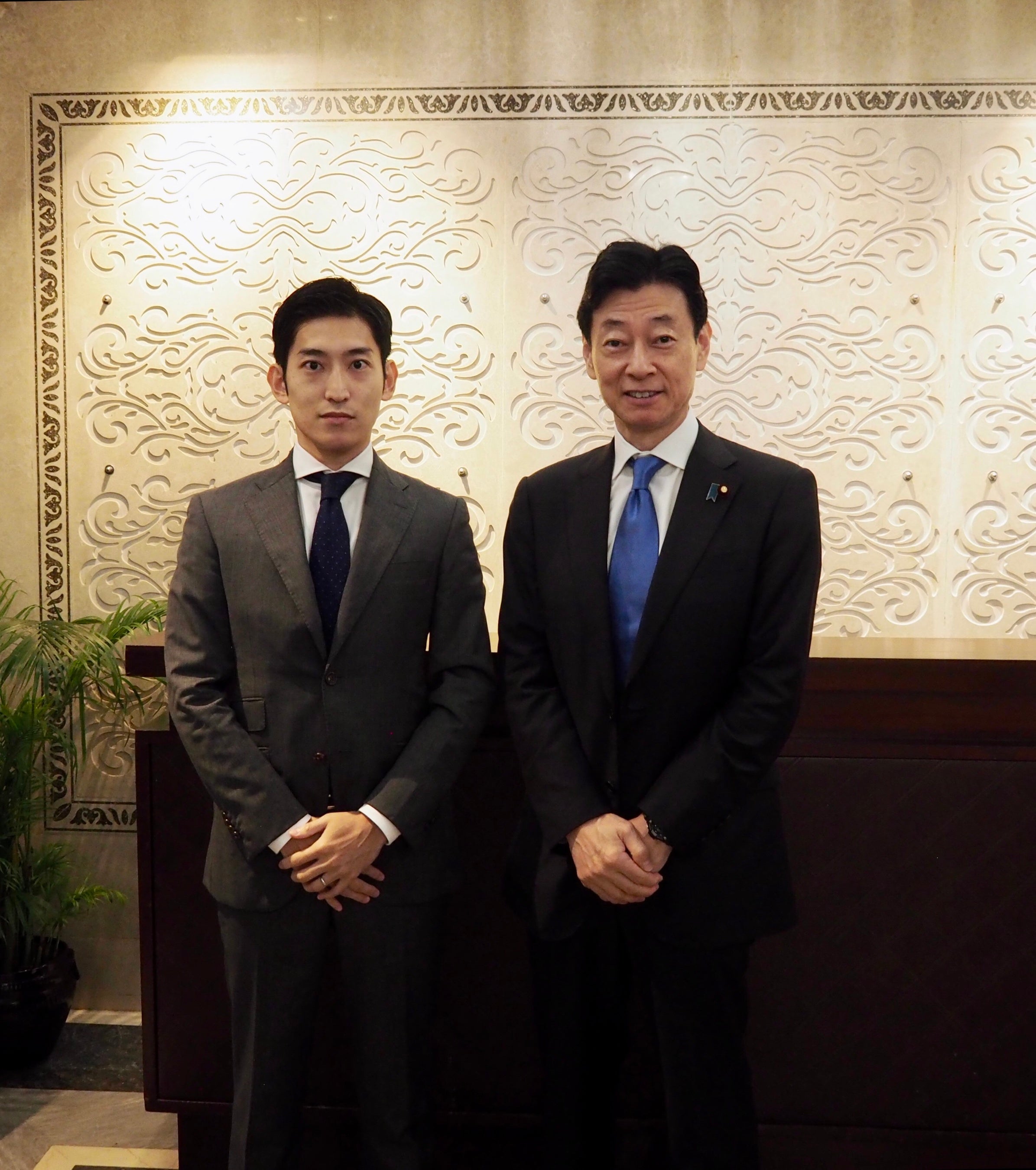 （右）西村経済産業大臣 （左）ＡＣＳＬ早川CFO